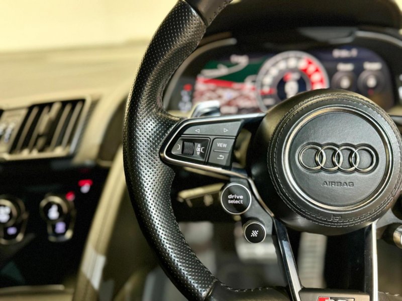 AUDI R8