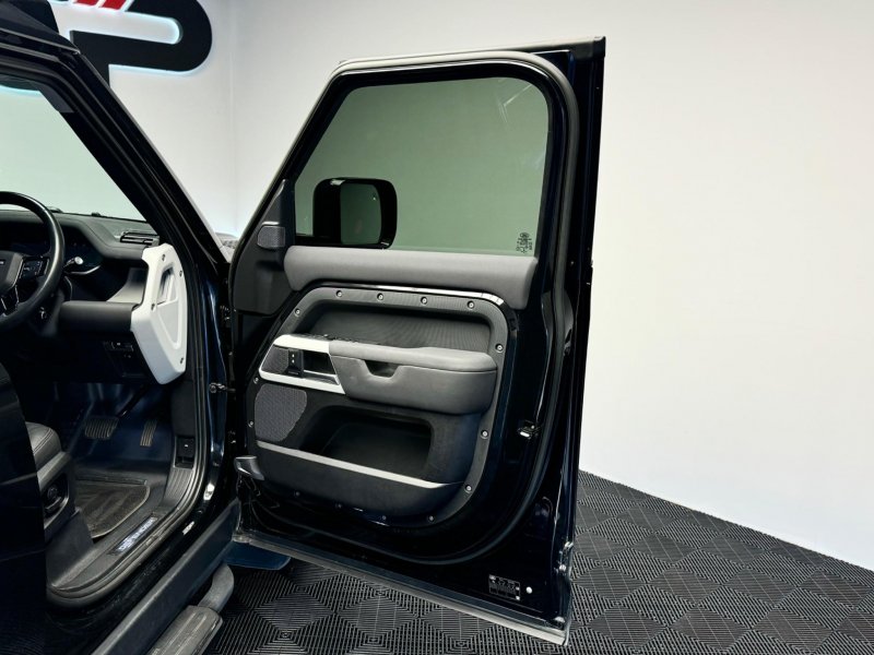LAND ROVER DEFENDER 110
