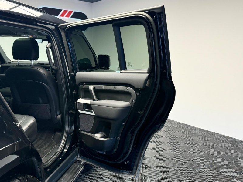 LAND ROVER DEFENDER 110
