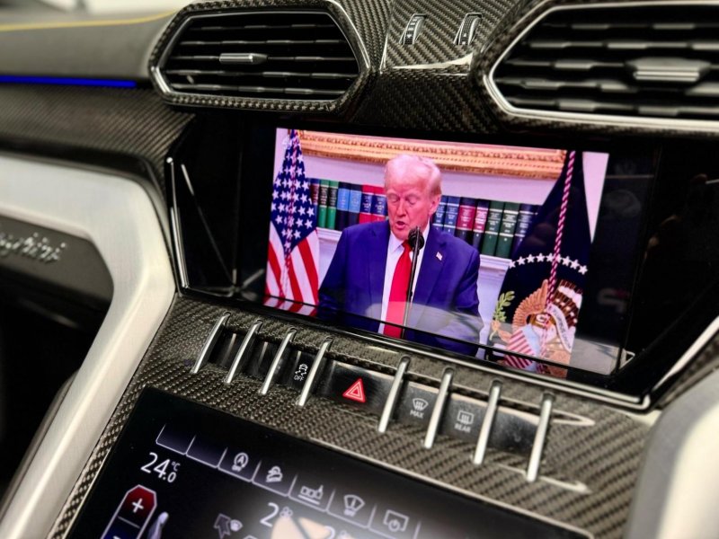 LAMBORGHINI URUS