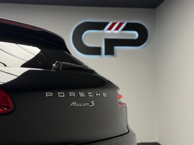 PORSCHE MACAN